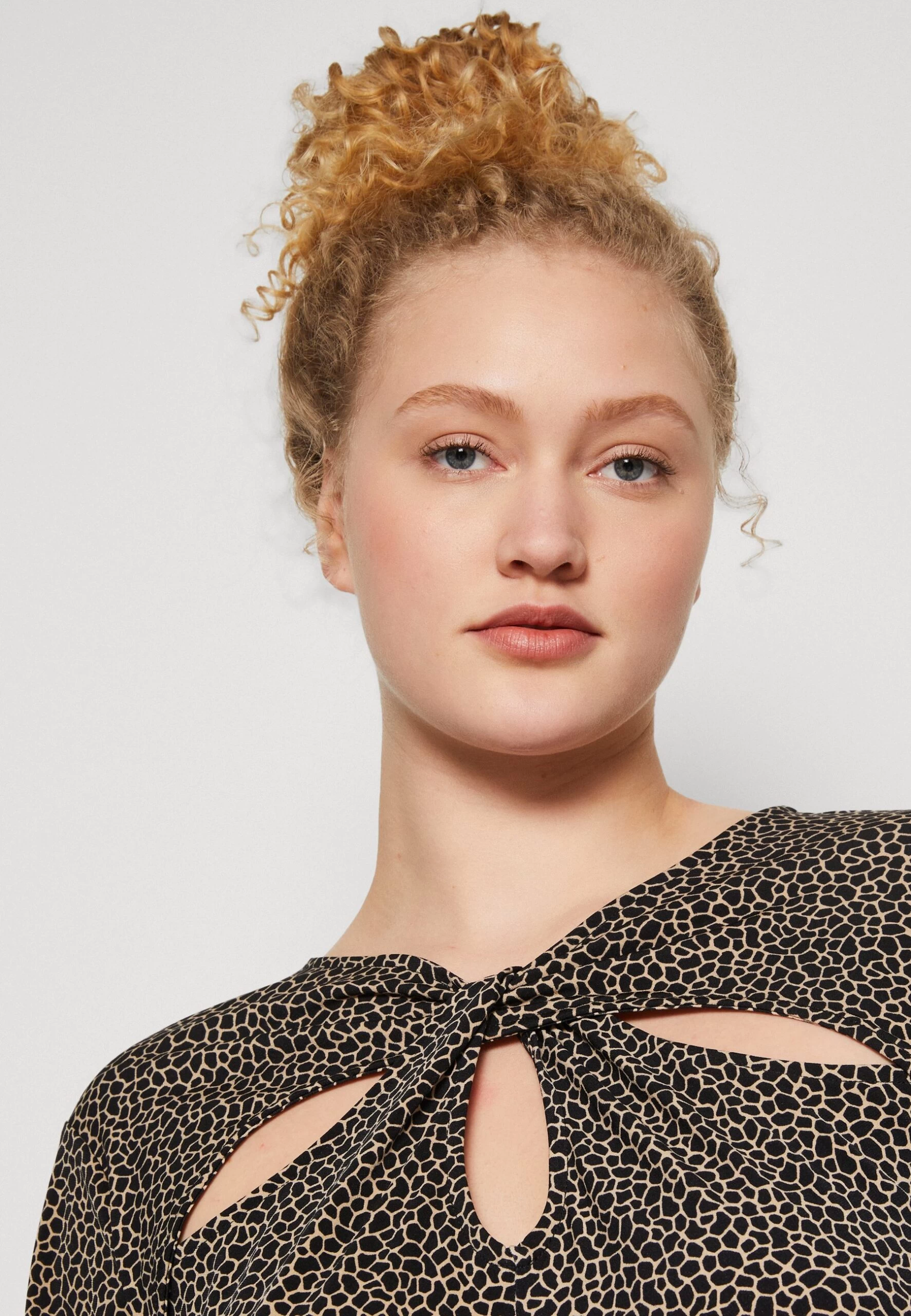 MICHAEL Michael Kors Giraffe Twist Keyhole- Long Sleeved Top - Khaki 6 MICHAEL Michael Kors Giraffe Twist Keyhole- Long Sleeved Top - Khaki - Image 4