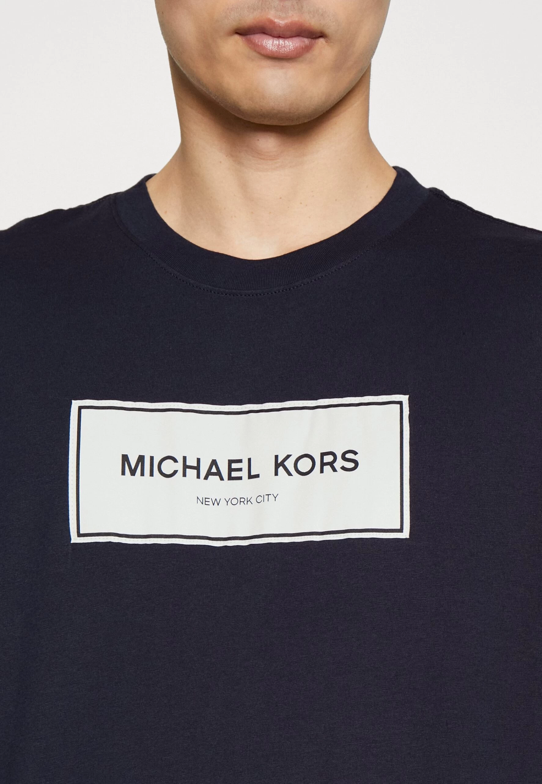 Michael Kors Flagship Logo Tee - Print T-Shirt - Midnight 7 Michael Kors Flagship Logo Tee - Print T-Shirt - Midnight - Image 5